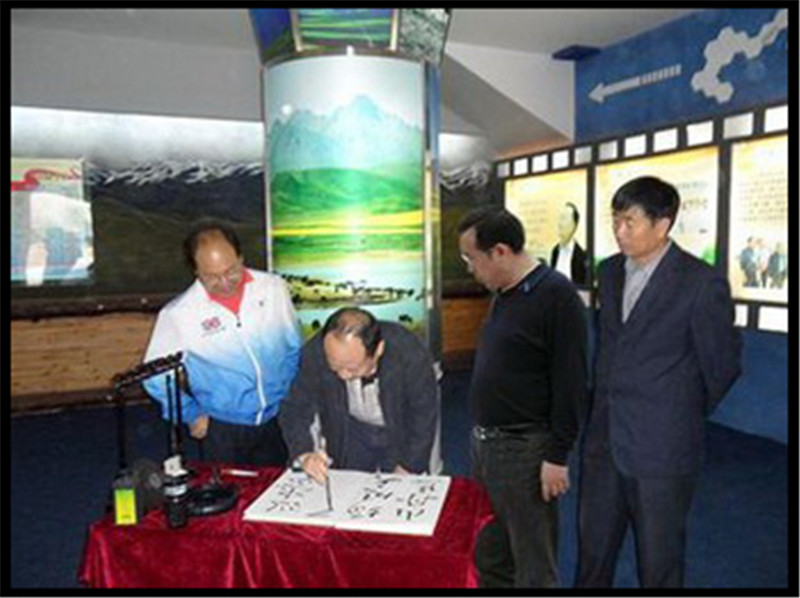 威廉希尔中文网站集团董事长张春新陪同中国兽药监察所所长冯忠武考察山丹马场