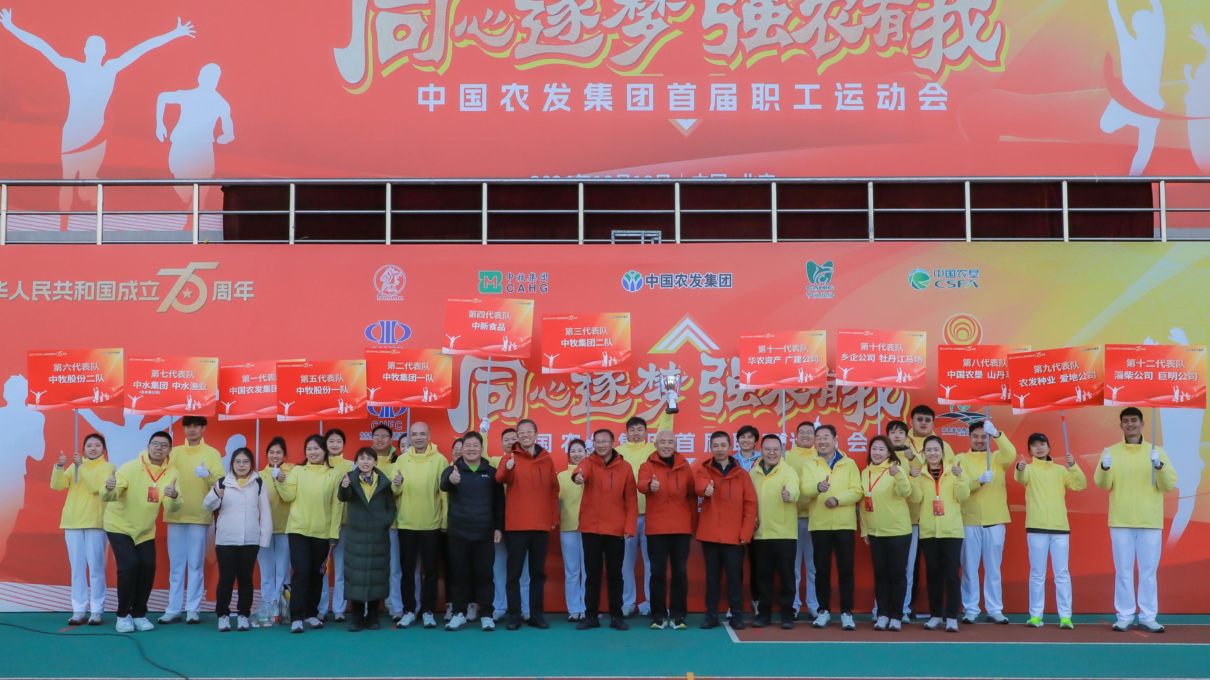 10工作人员合影.jpg 10工作人员合影.jpg